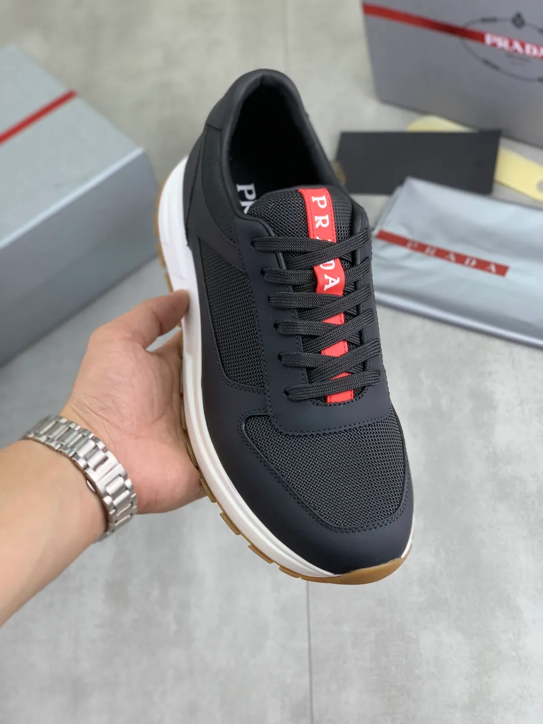 Men's shoes 💰P560💰[New model] The top version is available on the official website, 🆘 The trendy brand (Prada) mainly promotes the popular model, avant-garde and versatile fashionable men's shoes, private version mold opening, cowhide surface splicing 1:1.. Stylish and simple, original imported cowhide lining cowhide feet; the atmosphere and personality are more fashionable, eye-catching and pursuing class. It will subvert the old idea and be a must-have for fashionistas with you! Must keep it for yourself! Tall and comfortable, large and low, high-end quality workmanship. The new high-end outsole on the official website. Size: 38-45. Available in 3️⃣ colors.
